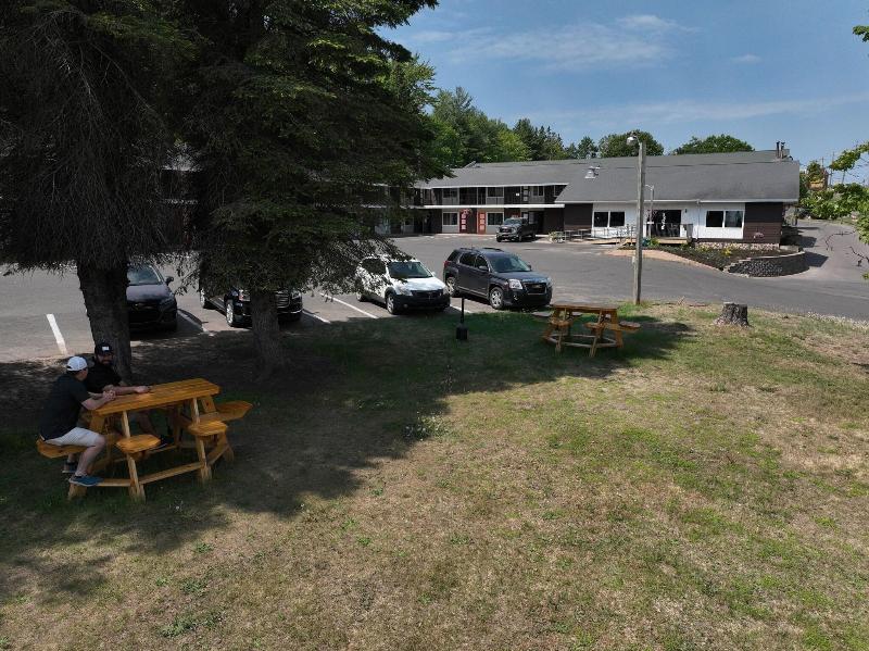Cedar Motor Inn image