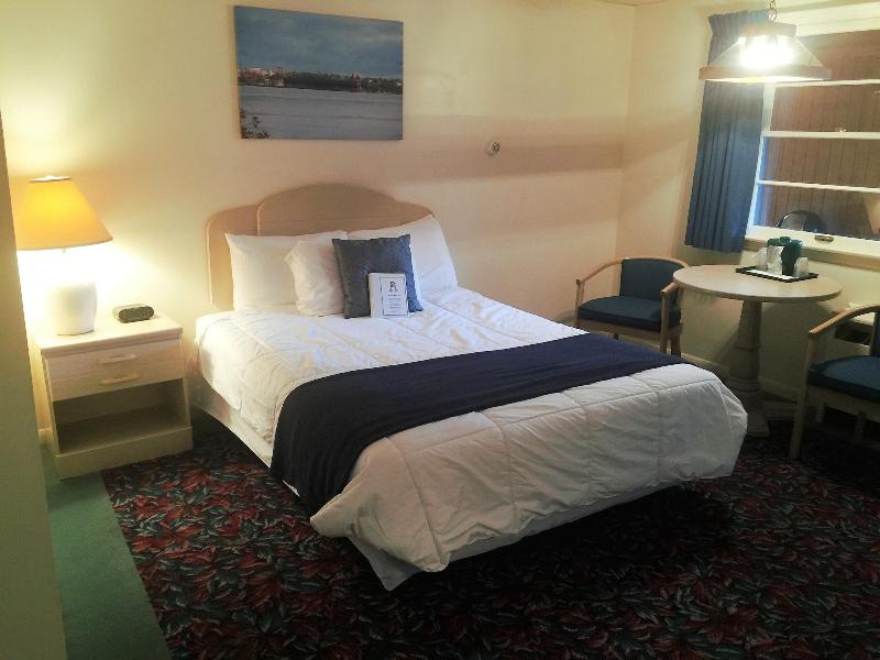 Cedar Motor Inn image