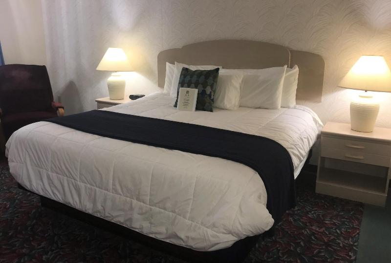 Cedar Motor Inn image