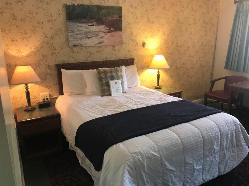 Cedar Motor Inn image