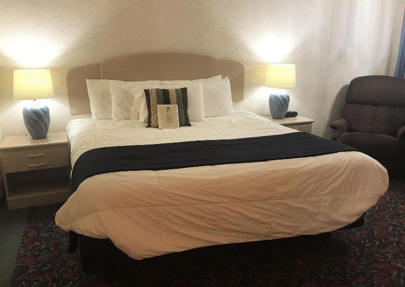 Cedar Motor Inn image
