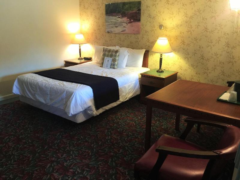 Cedar Motor Inn image