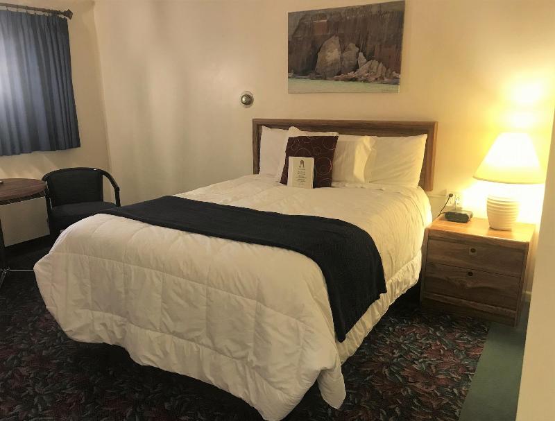 Cedar Motor Inn image