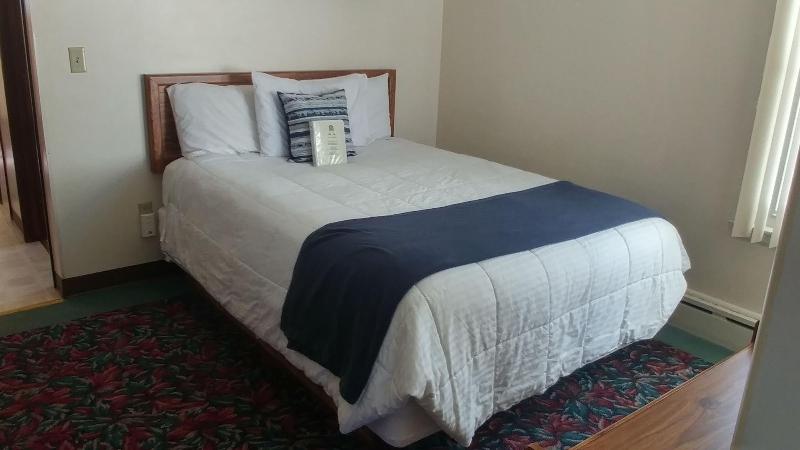 Cedar Motor Inn image