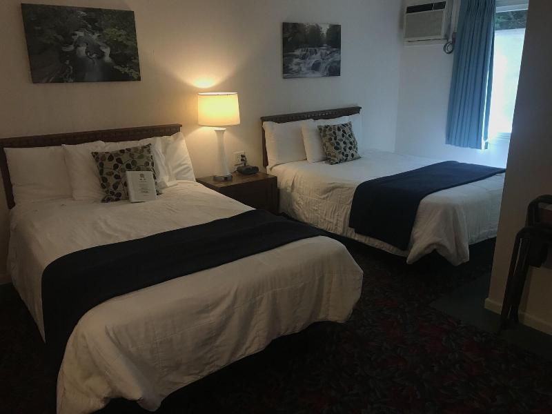 Cedar Motor Inn image