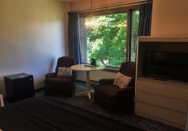 Cedar Motor Inn image