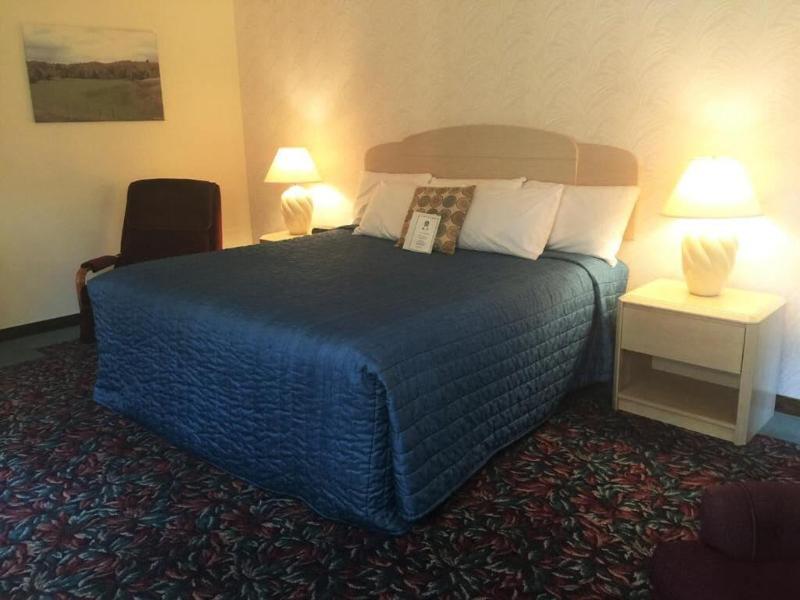 Cedar Motor Inn image
