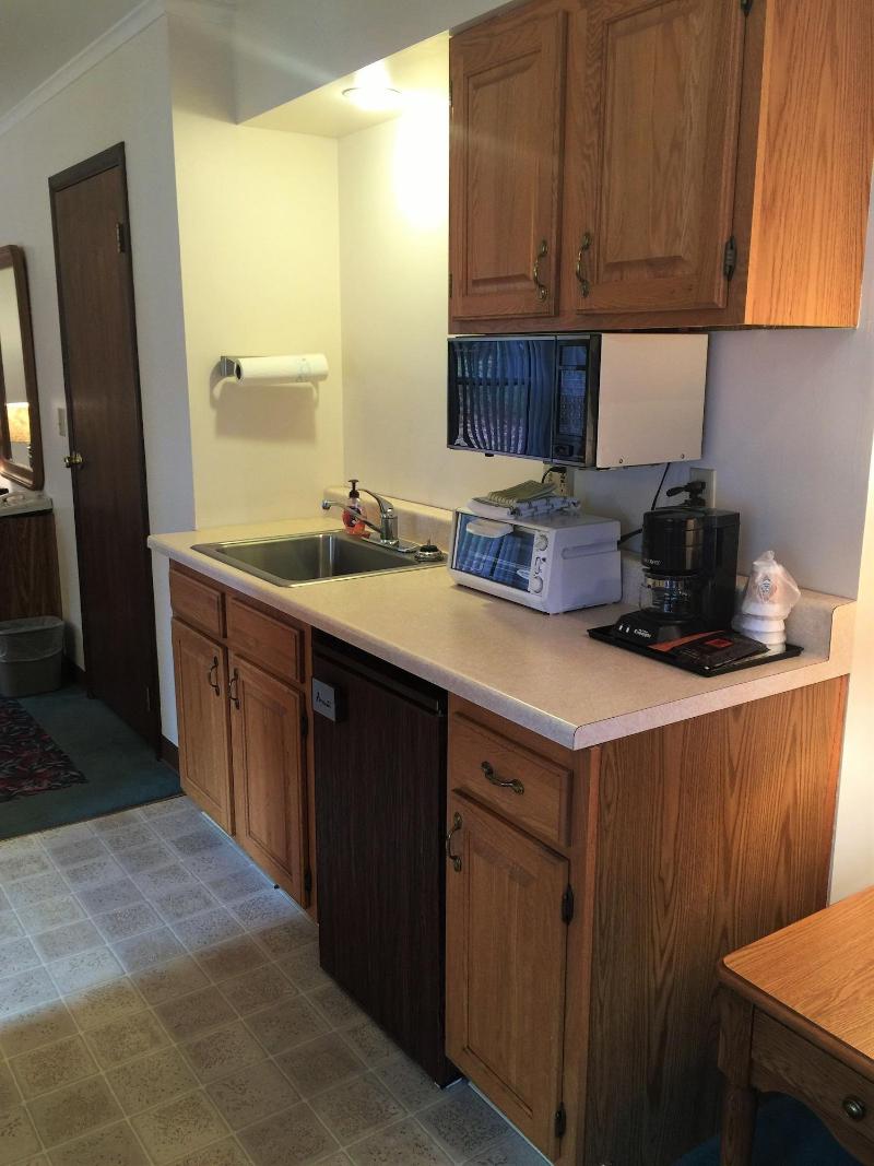 Cedar Motor Inn image