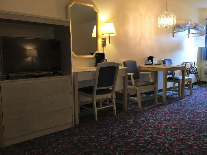 Cedar Motor Inn image