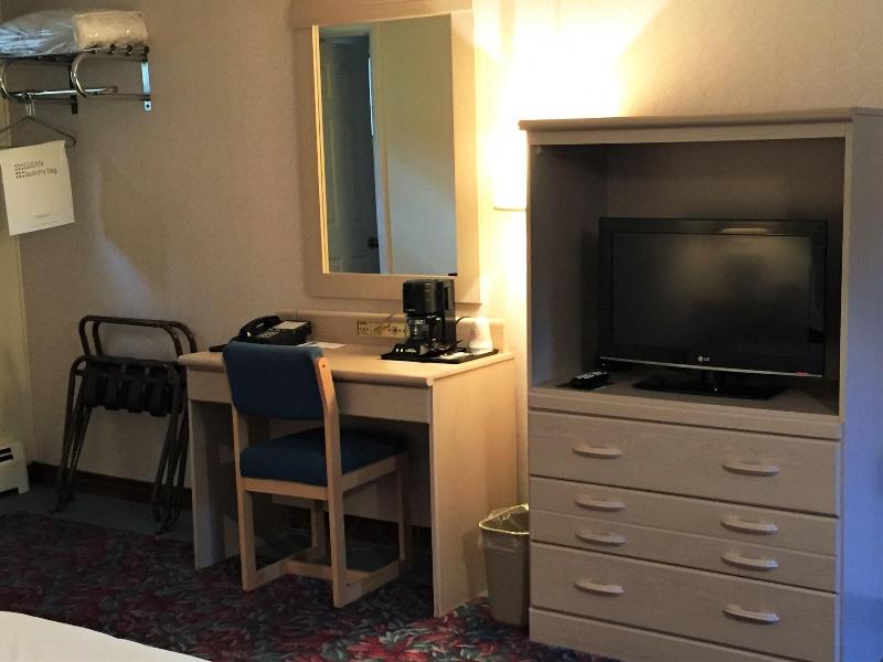 Cedar Motor Inn image