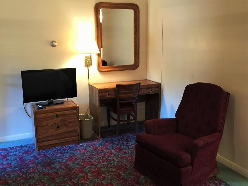 Cedar Motor Inn image