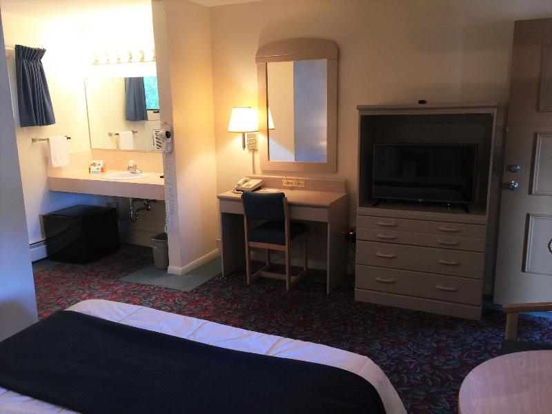 Cedar Motor Inn image
