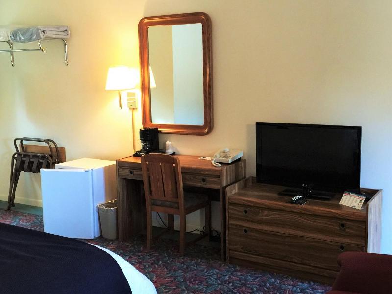 Cedar Motor Inn image