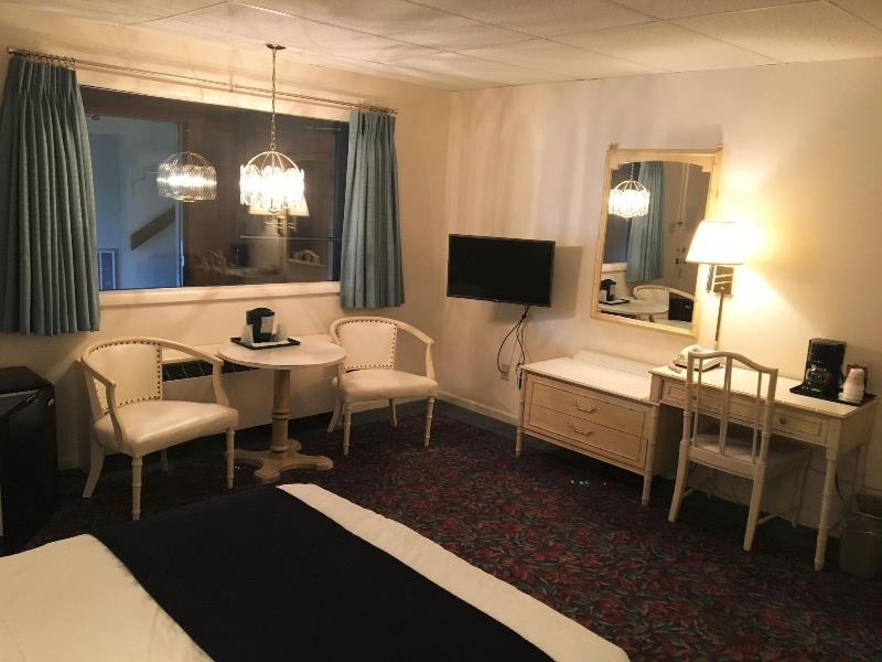 Cedar Motor Inn image