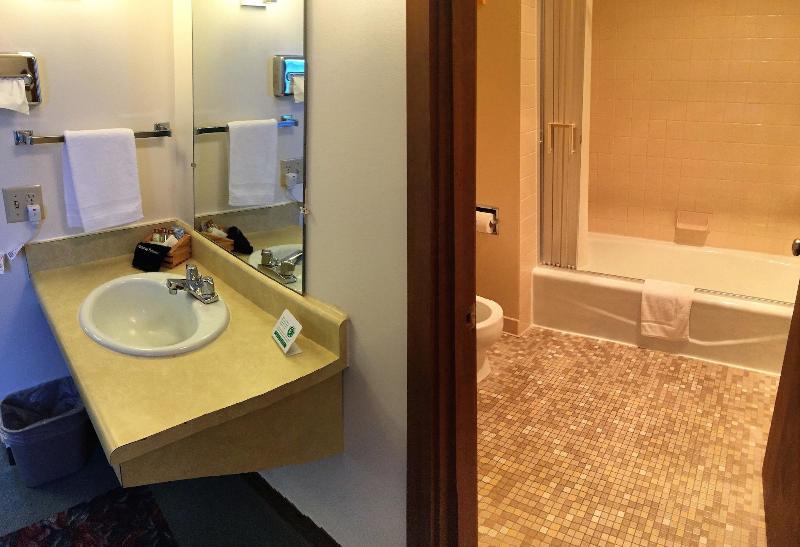 Cedar Motor Inn image