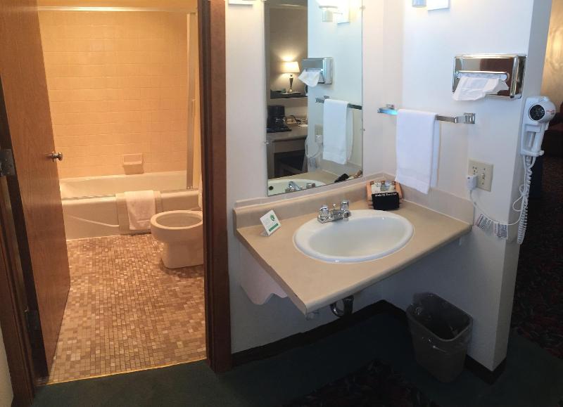 Cedar Motor Inn image