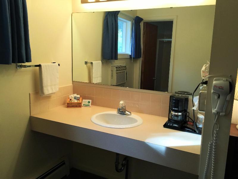 Cedar Motor Inn image