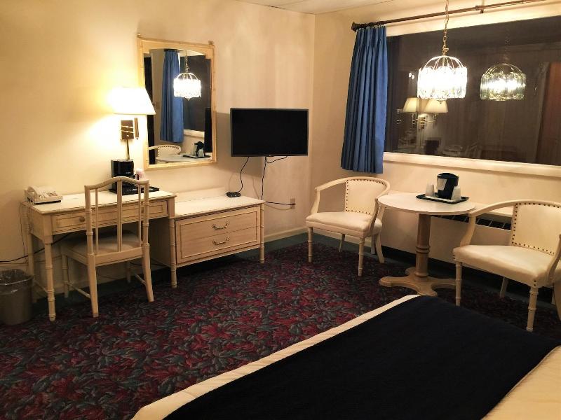 Cedar Motor Inn image