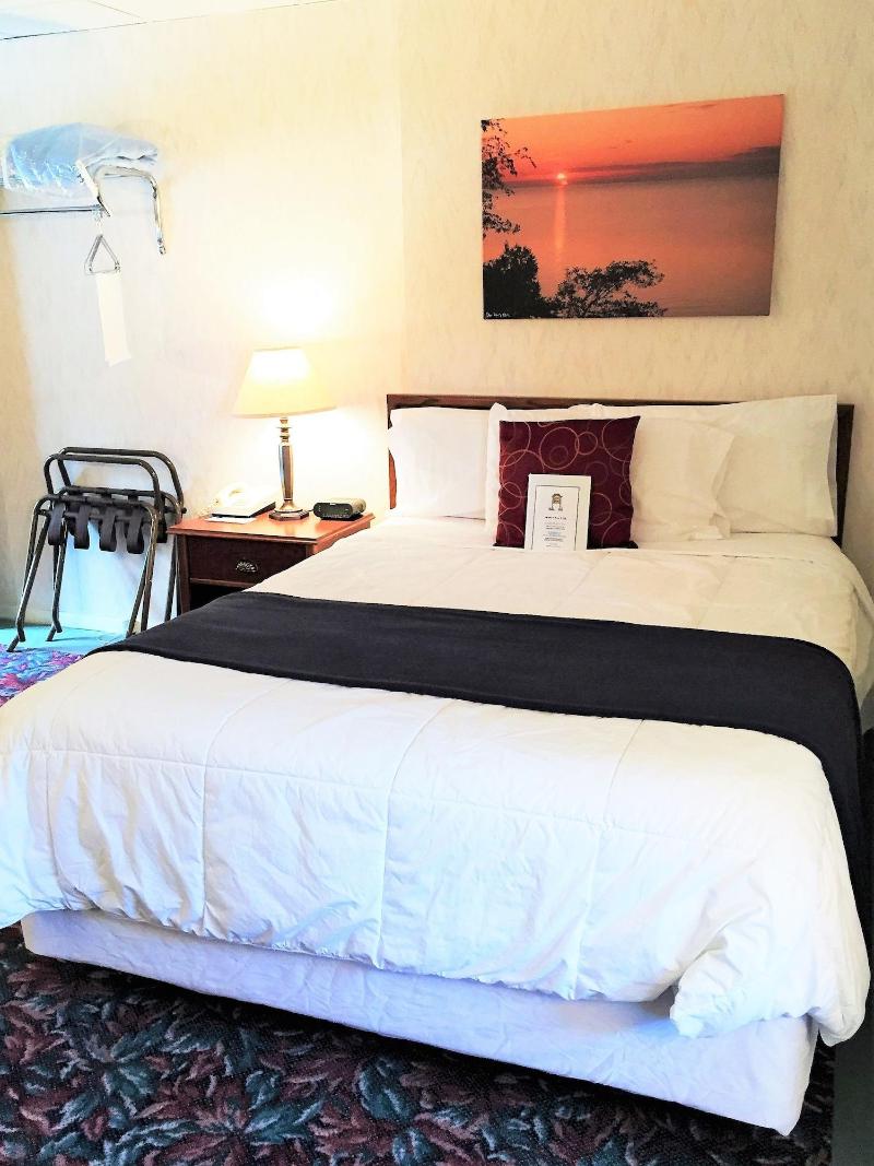 Cedar Motor Inn image
