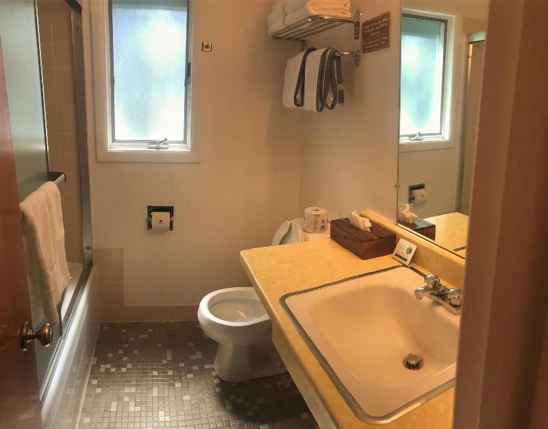 Cedar Motor Inn image