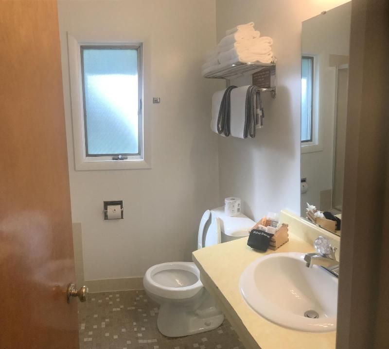Cedar Motor Inn image