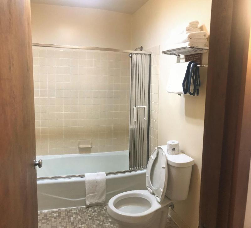 Cedar Motor Inn image