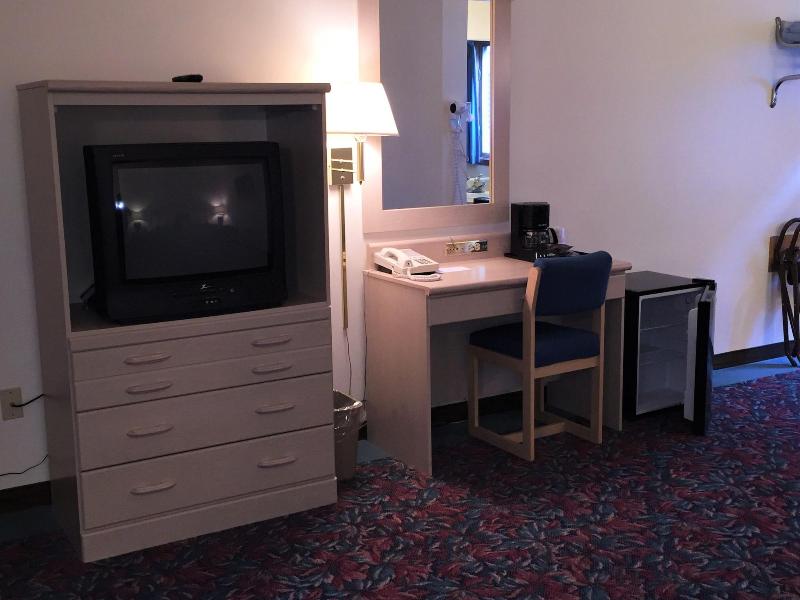Cedar Motor Inn image