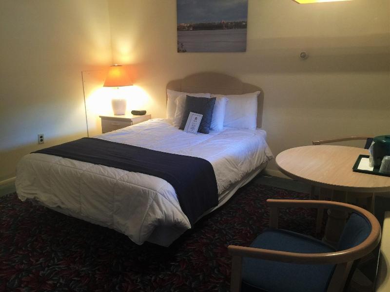 Cedar Motor Inn image
