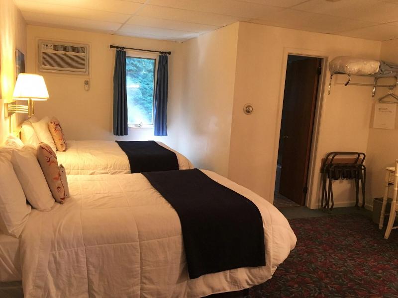 Cedar Motor Inn image
