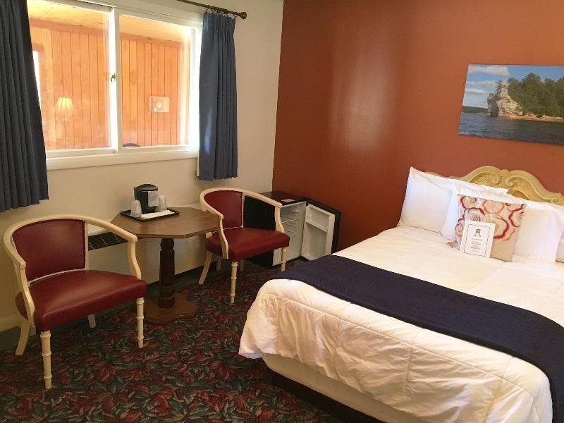 Cedar Motor Inn image