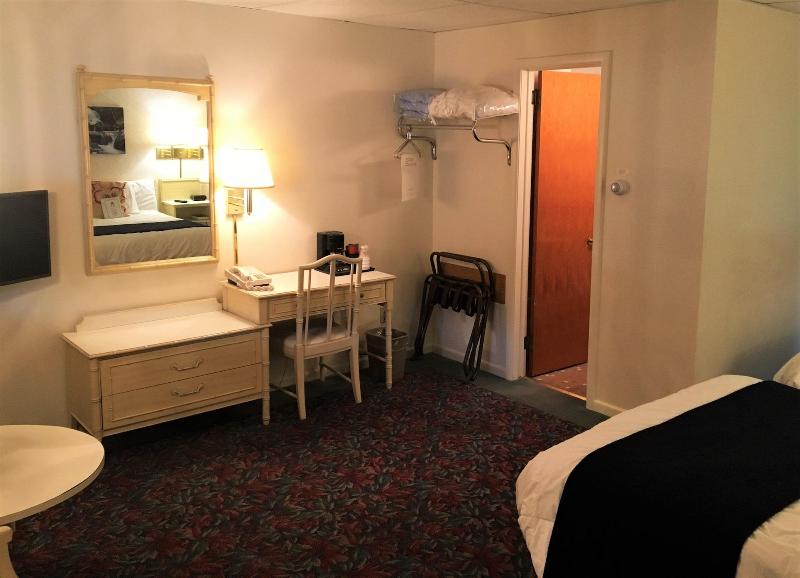 Cedar Motor Inn image