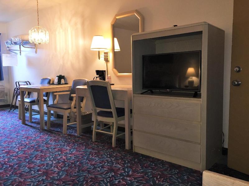 Cedar Motor Inn image