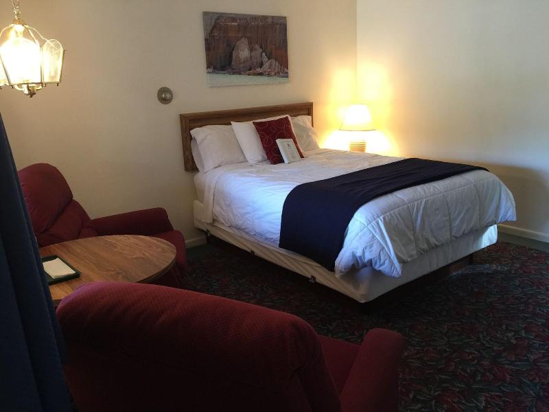 Cedar Motor Inn image