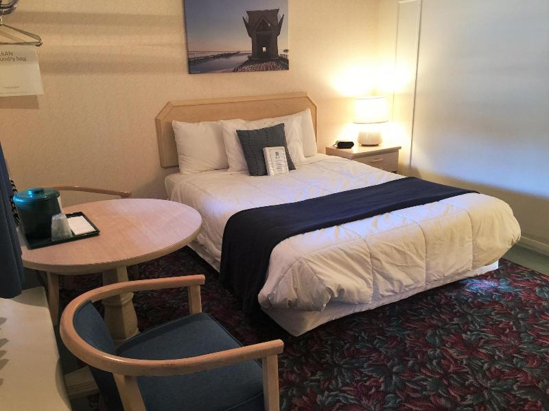 Cedar Motor Inn image