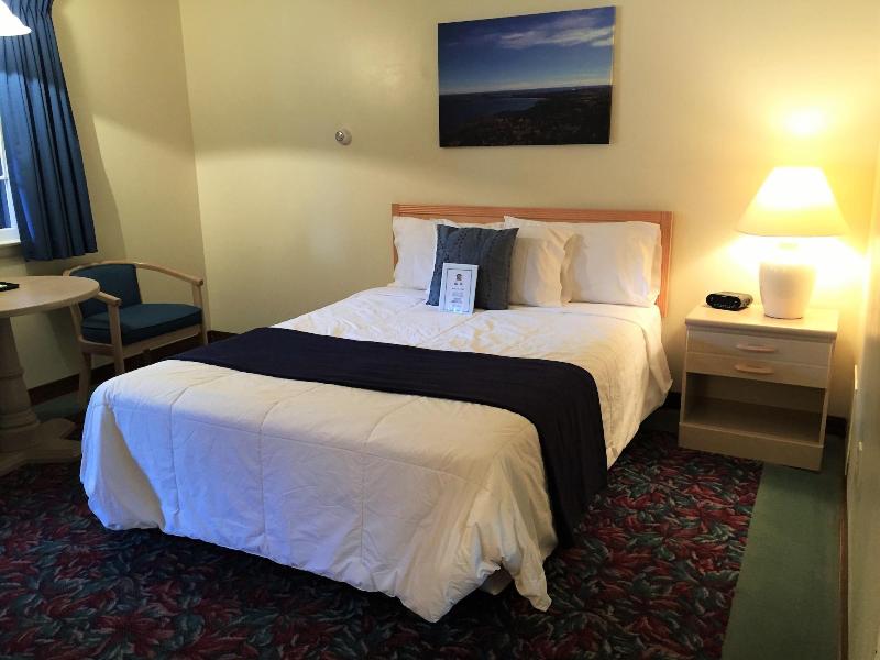 Cedar Motor Inn image