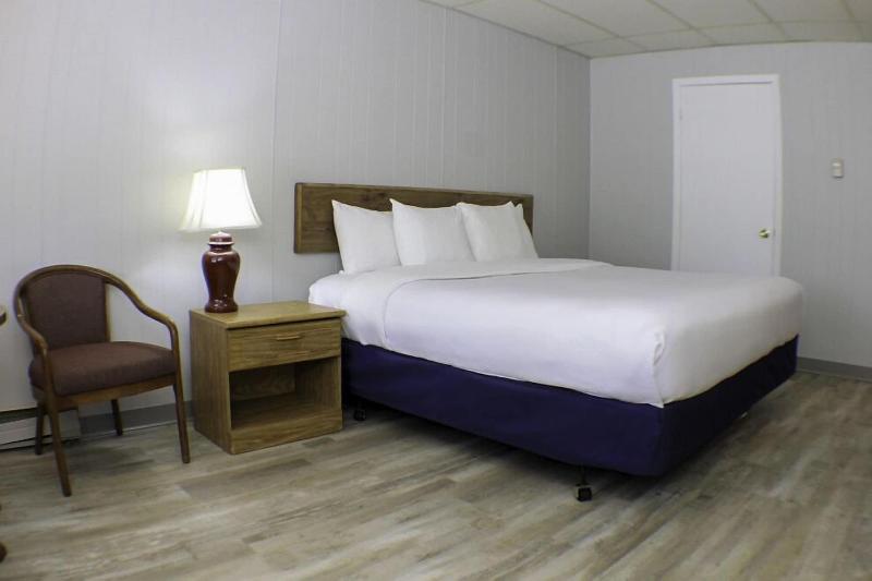 Cedar Motor Inn image