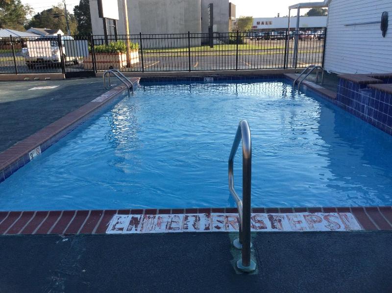 Budget Inn And Suites image