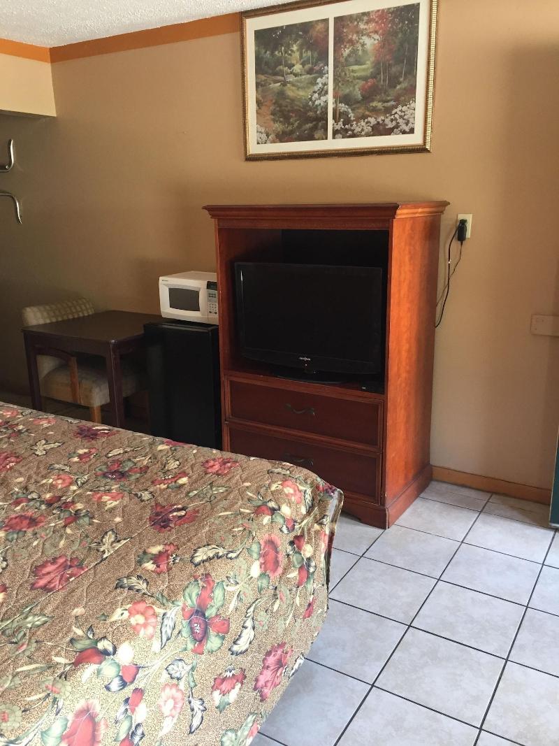 Budget Inn And Suites image