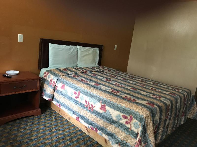 Budget Inn And Suites image