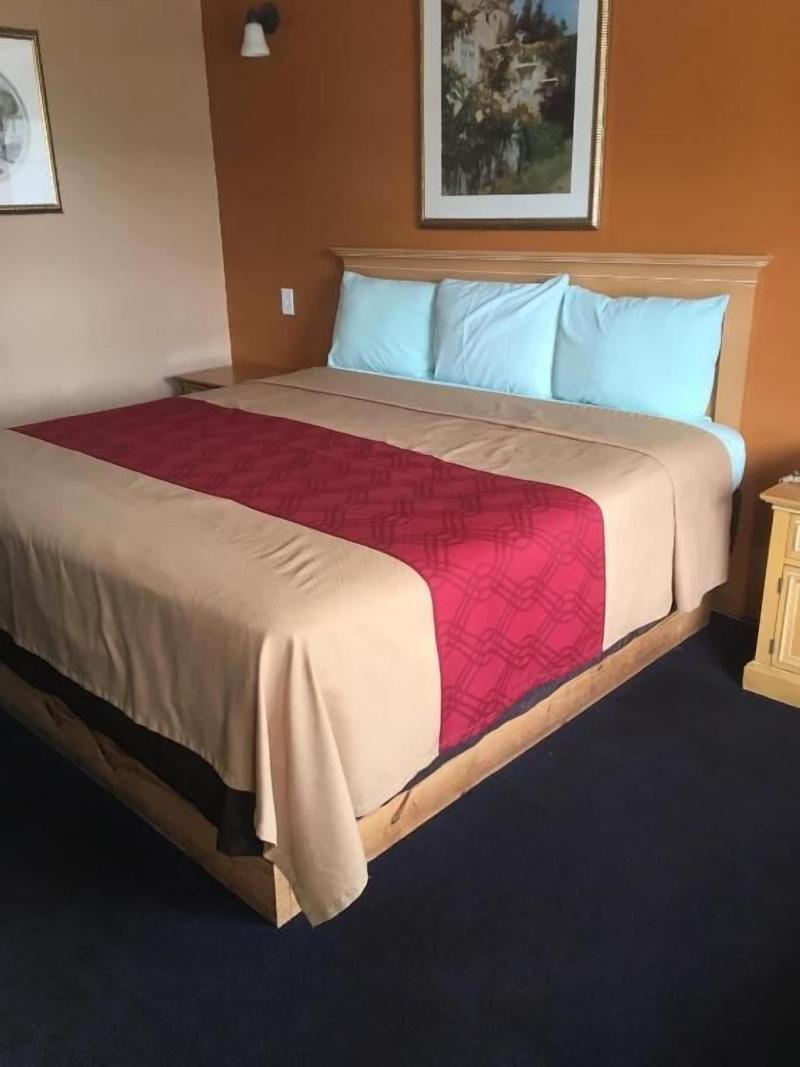Budget Inn And Suites image