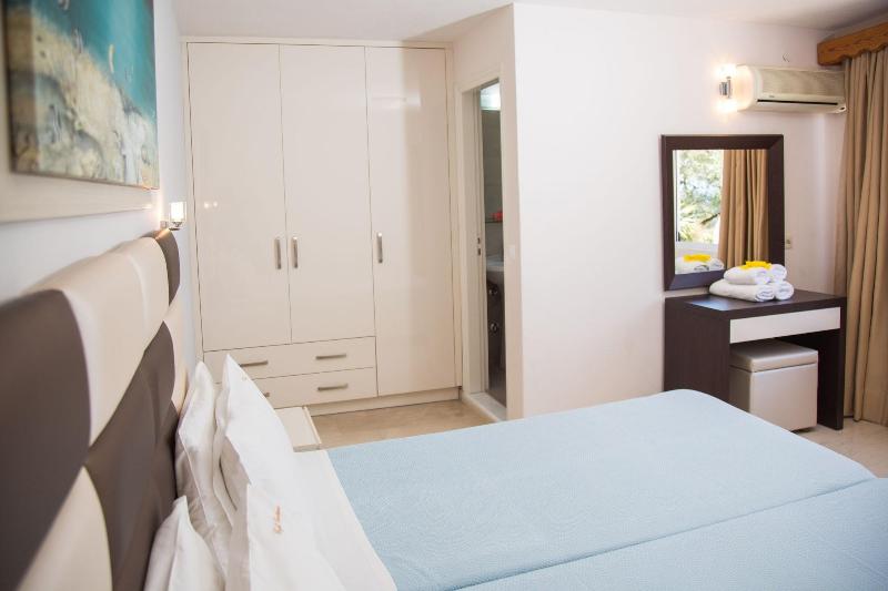 Brentanos Apartments ~ A ~ View of Paradise image