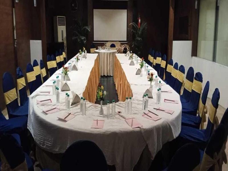 Hotel The Golden Oak Raipur