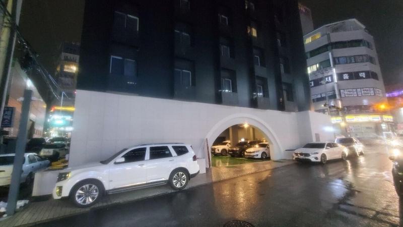 Croissant Hotel image