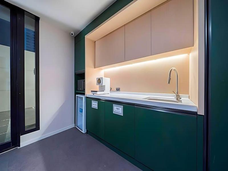 Croissant Hotel image