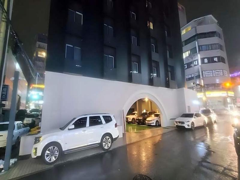 Croissant Hotel image