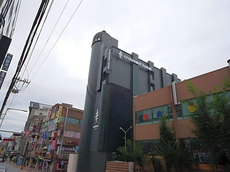 Croissant Hotel image