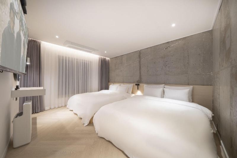 Croissant Hotel image
