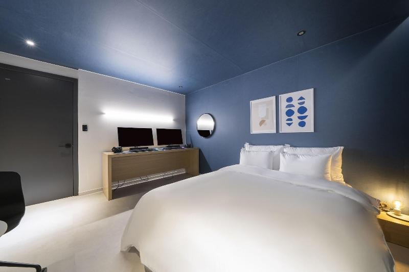 Croissant Hotel image