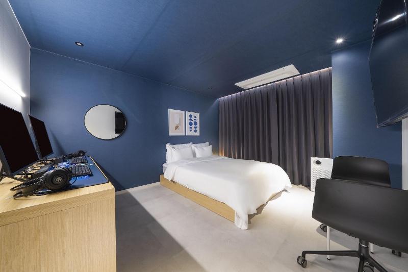 Croissant Hotel image