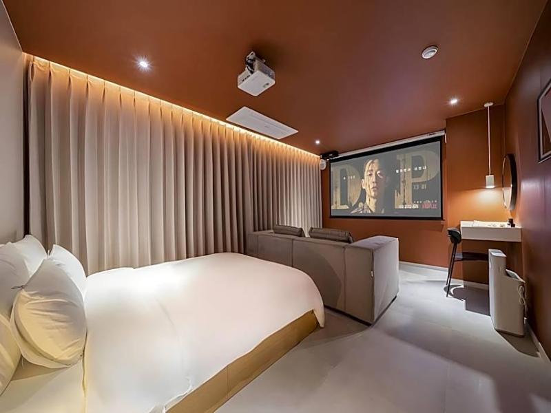 Croissant Hotel image